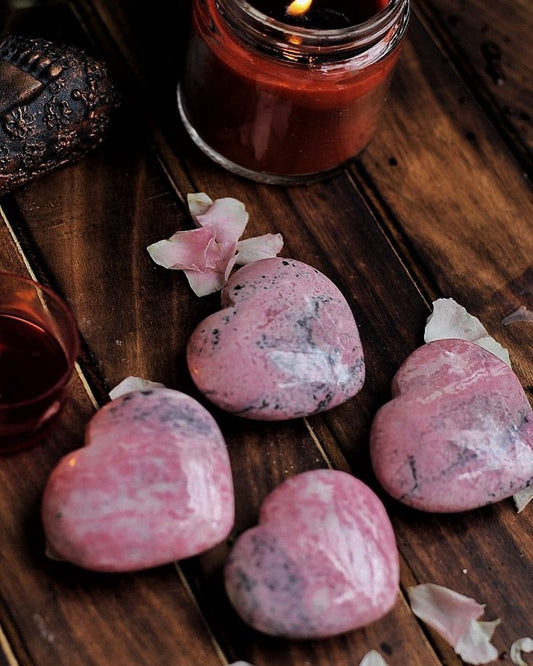 Cristallo di rodonite rosa con venature nere - pietra dell'equilibrio emotivo