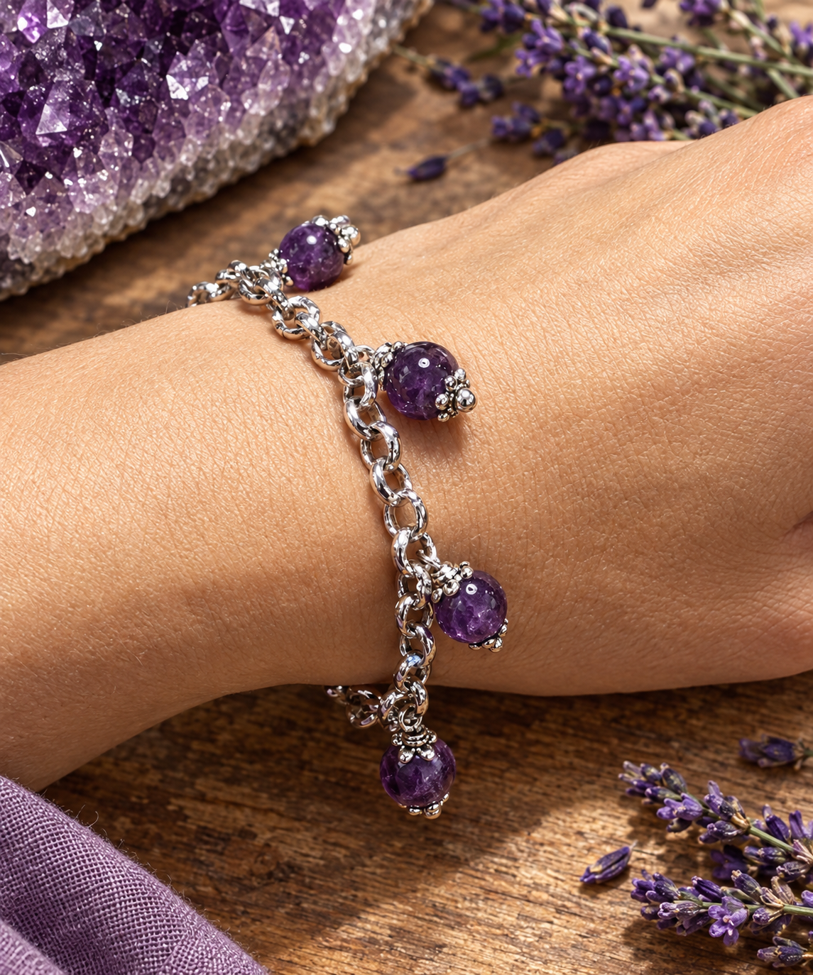 Bracciale Alchimia Viola in ametista indossato con lavanda