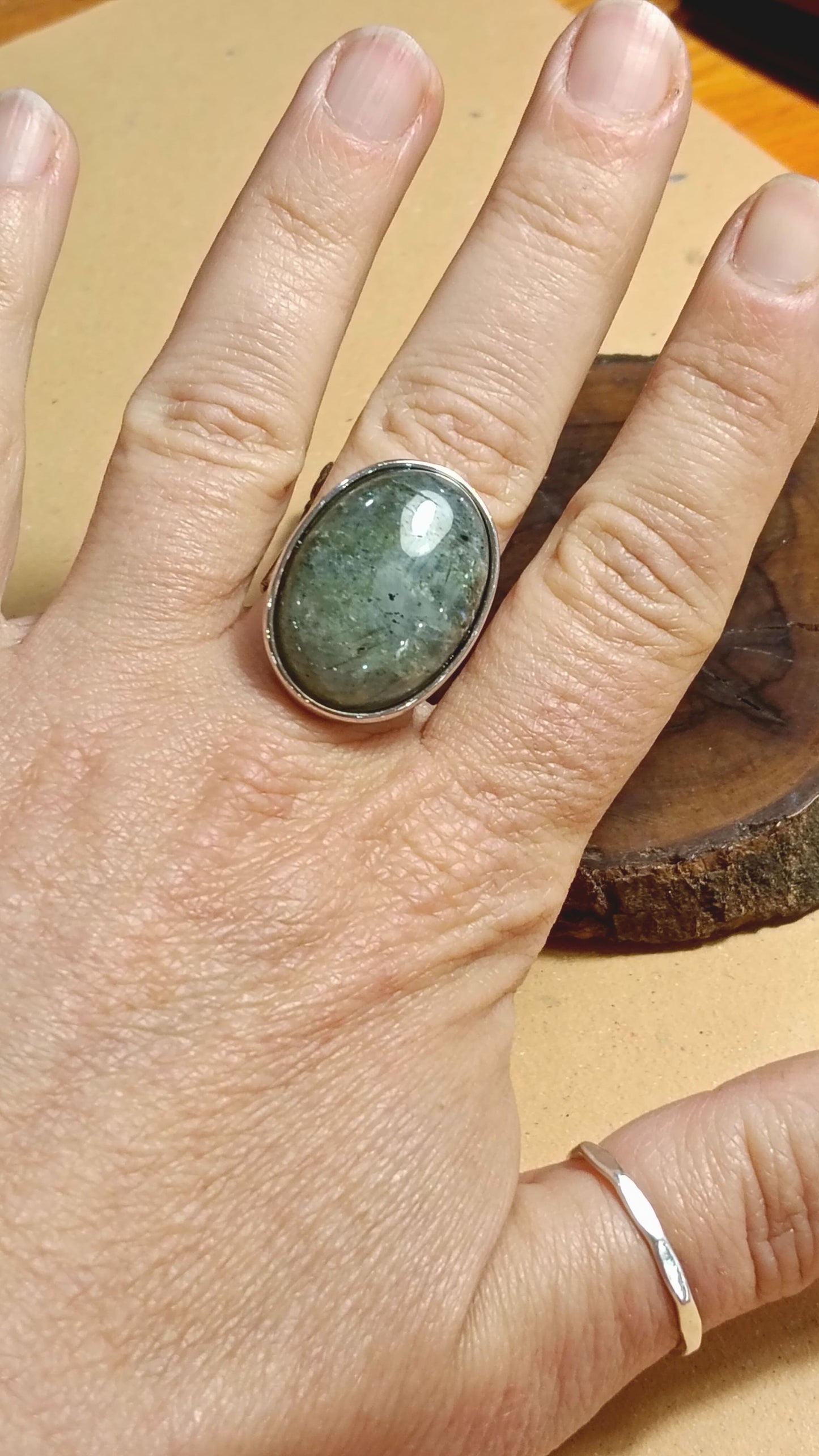 Anello in acciaio con labradorite naturale regolabile