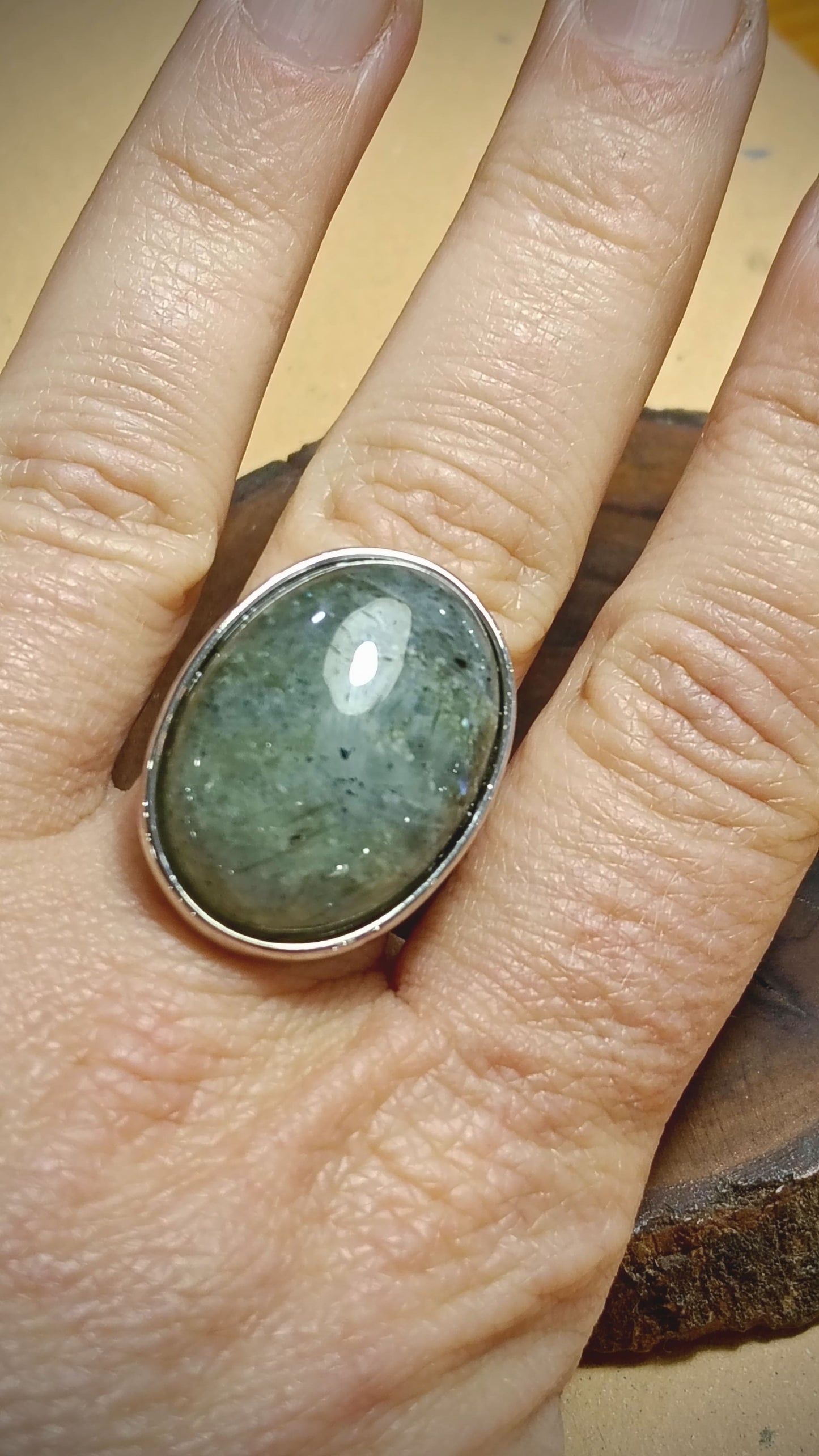 Anello in acciaio con labradorite naturale regolabile