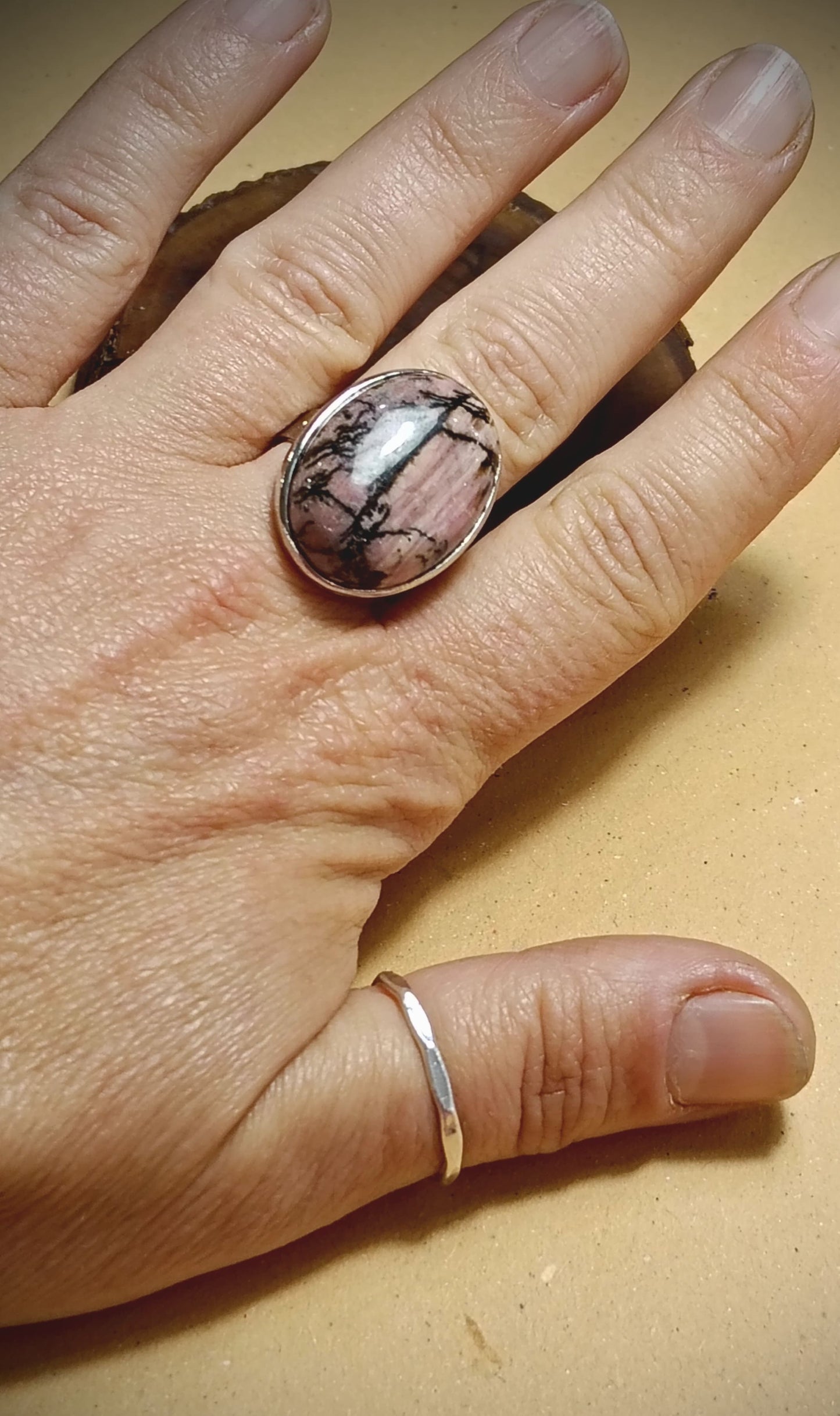 Anello in acciaio con rodonite naturale regolabile