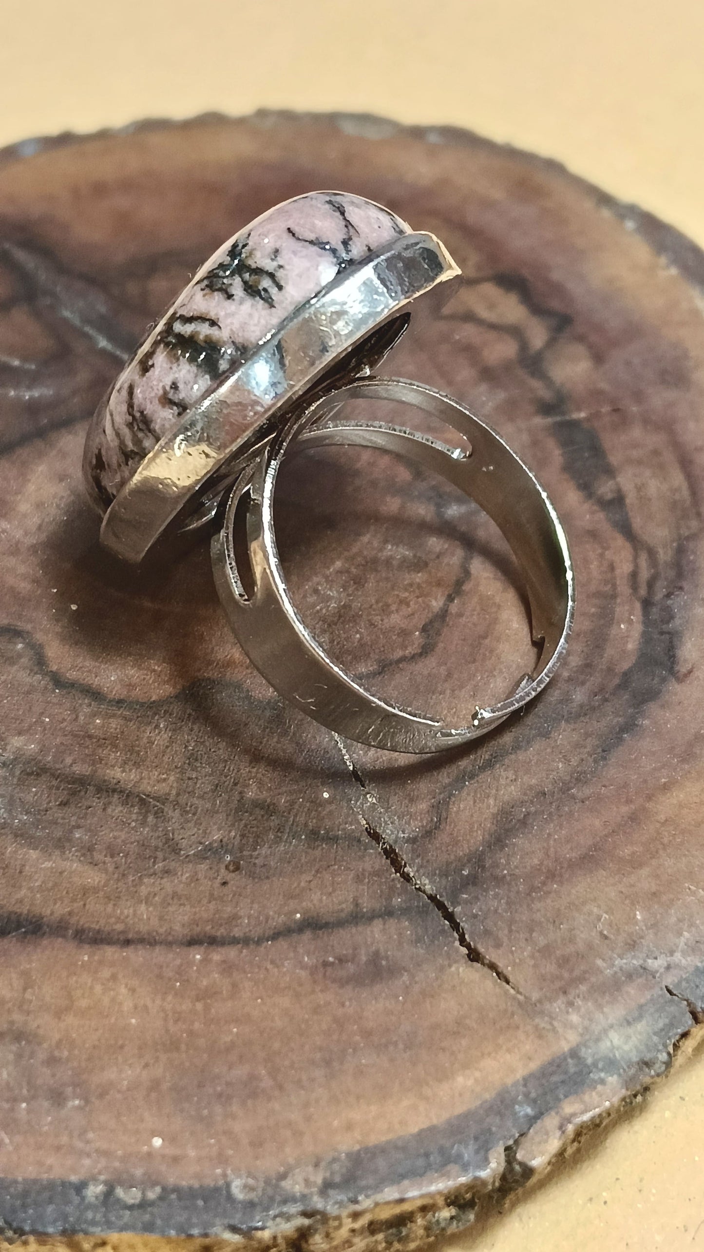 Anello in acciaio con rodonite naturale regolabile