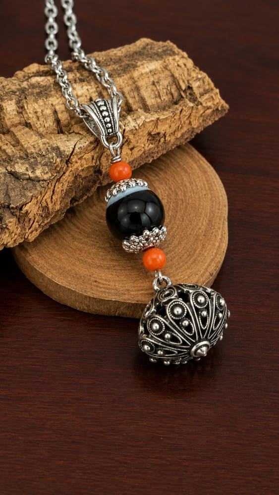 Collana Bottone sardo con Su Coccu e corallo