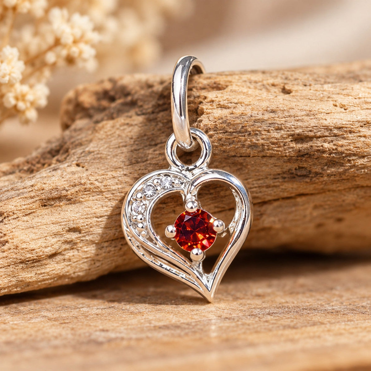 Dettaglio del ciondolo cuore in argento 925 color rubino
