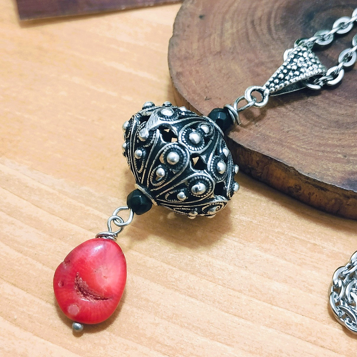 Collana Bottone Sardo e Corallo Irregolare